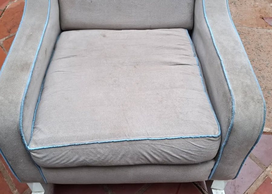 Sillón gris con vivo azul antes del lavado