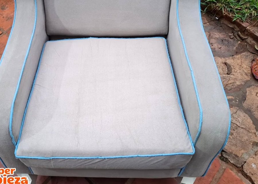 El mismo sillón gris después del lavado