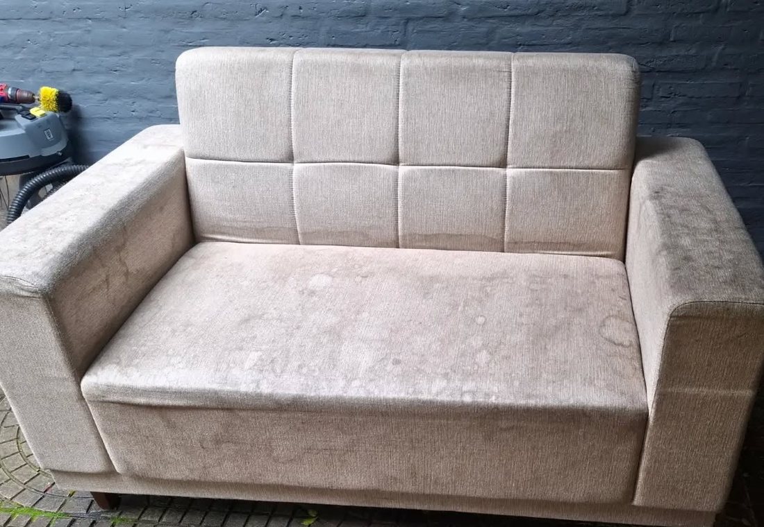 Sofá beige con manchas antes del lavado